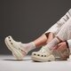 dámske sandále CROCS CLASSIC MEGA CRUSH CLOG 2079882y2 farba béžová