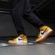 pánske tenisky (obuv) AIR JORDAN 1 MID  554724-701 farba žltá