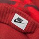 detská čiapka NIKE ČIAPKANSW CAMO POM BEANIE 688788677 farba červená