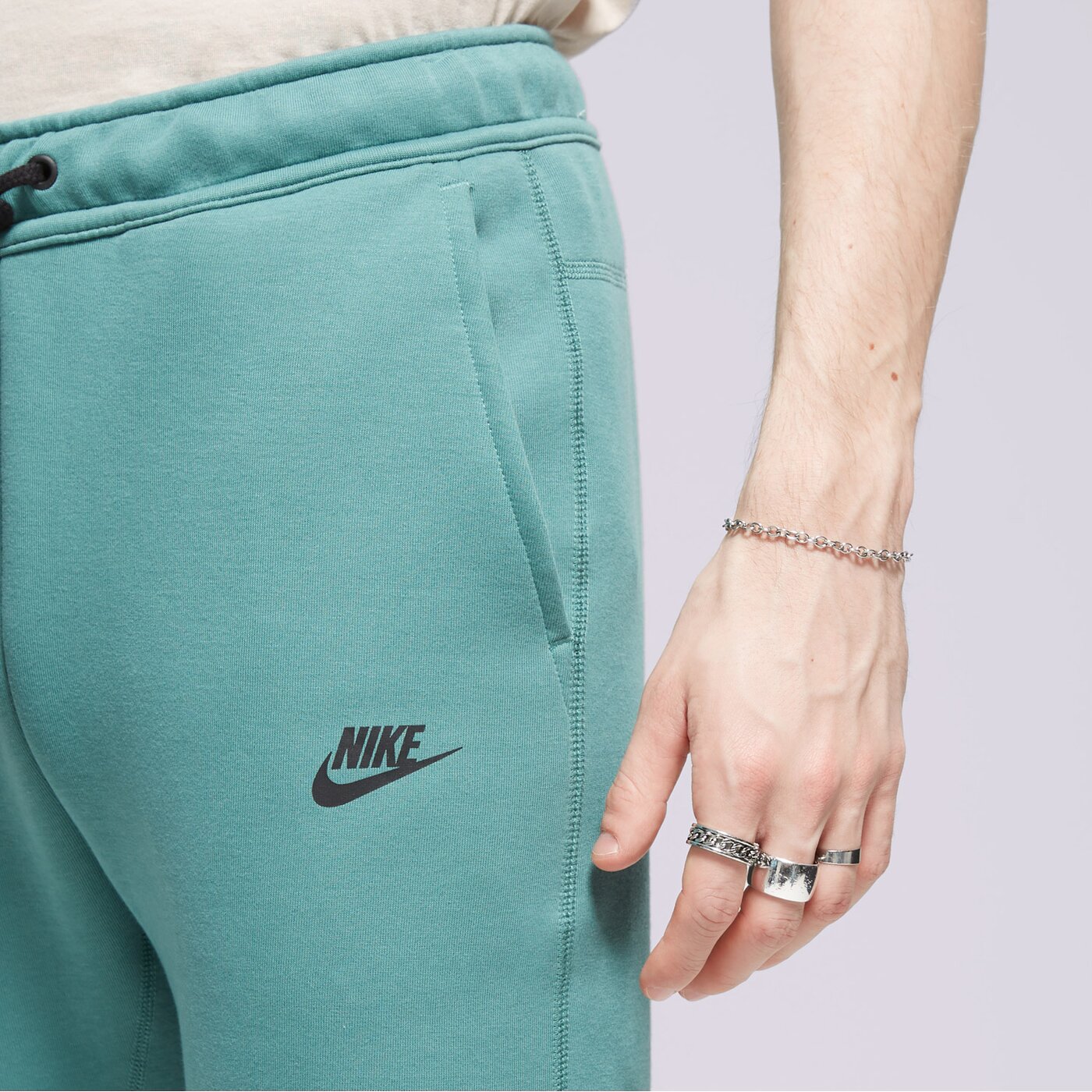NIKE NOHAVICE TECH FLEECE FB8002 361 Farba ZELEN M dne Nohavice nike-nohavice-tech-fleece-fb8002-361-farba-zelen-m-dne-nohavice