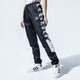dámske nohavice PUMA NOHAVICE  TFS OG AOP PANTS 59706001 farba čierna