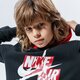 detská mikina JORDAN MIKINA S KAPUCŇOU JUMPMAN CLASSICS III PO 957422-023 farba čierna