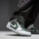 pánske tenisky (obuv) JORDAN AIR 1 MID  dq8426-107 farba zelená