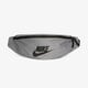 dámska taška NIKE ĽADVINKA NK HERITAGE HIP PACK ba5750036 farba sivá