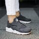 dámske tenisky (obuv) NIKE WMNS AIR HUARACHE RUN SE 859429-006 farba sivá