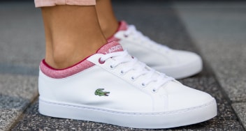 Športová elegancia s pánskymi topánkami Lacoste