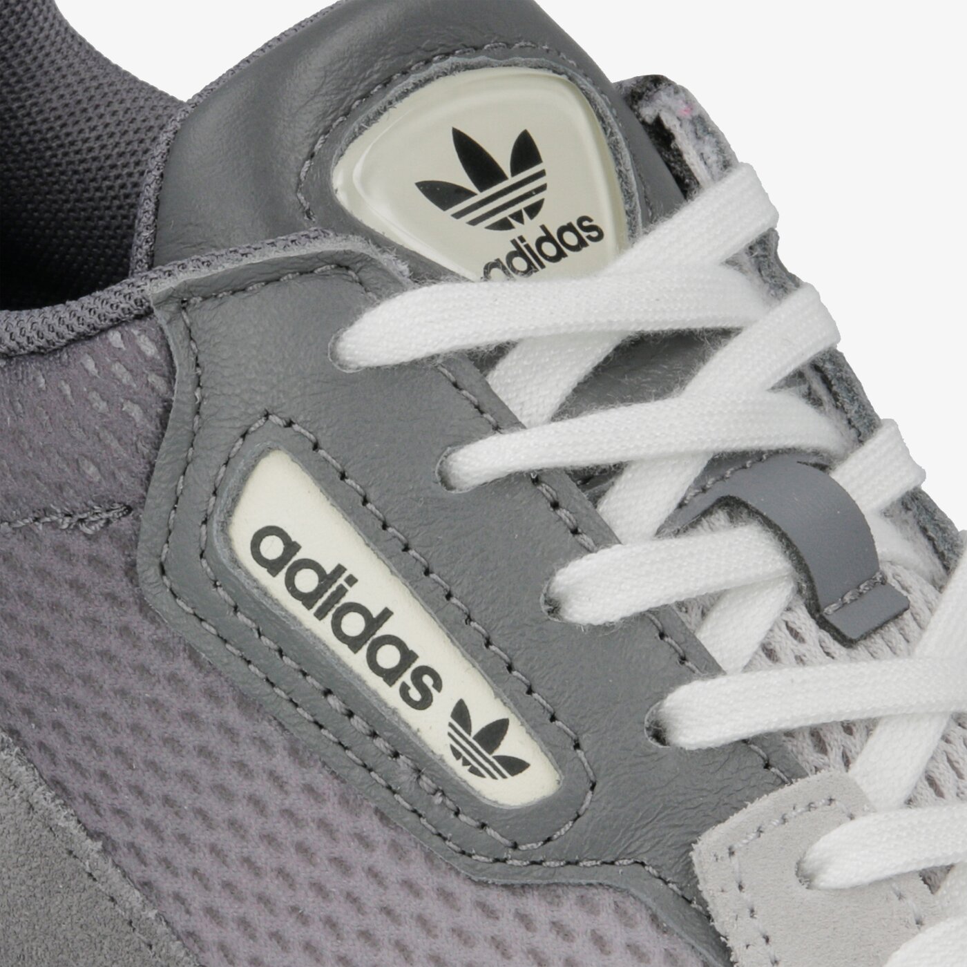 super star femme blanche et or