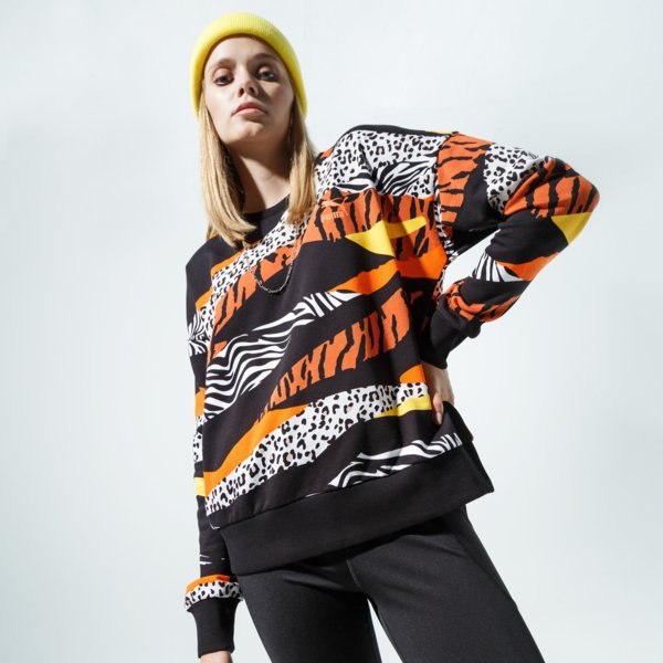 Image of PUMA MIKINA CLASSICS GRAPHICS AOP CREW SWEAT 59772888